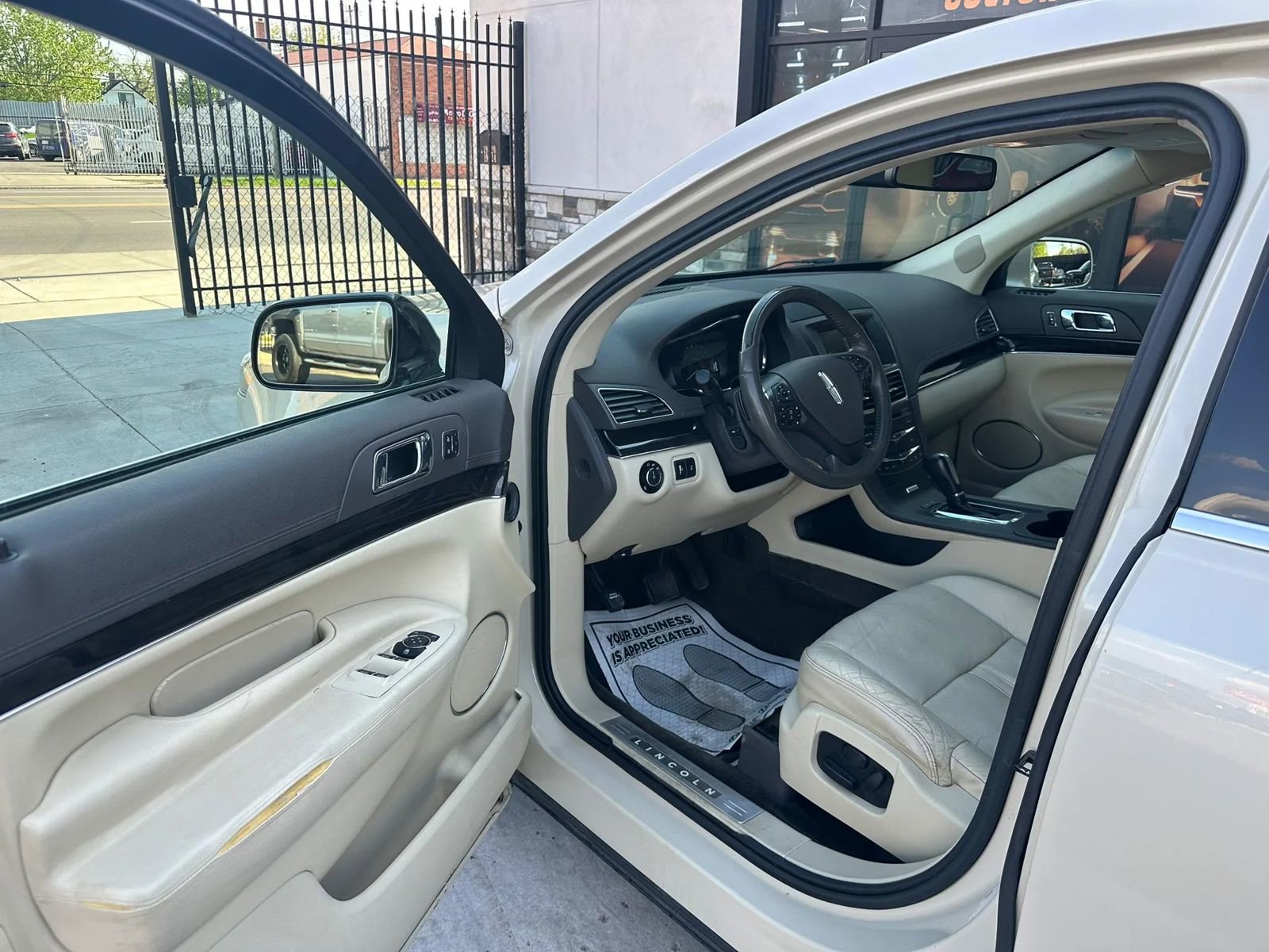Used 2018 Lincoln MKT AWD w/ Technology Package image 9