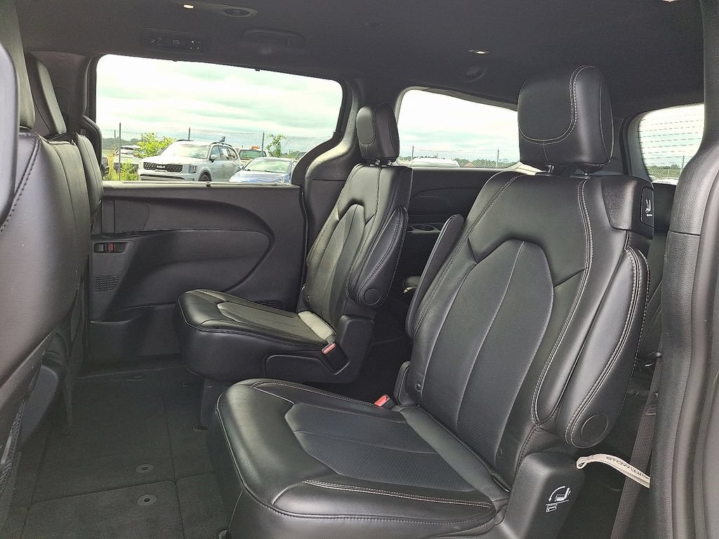 Used 2025 Chrysler Pacifica Select FWD image 10