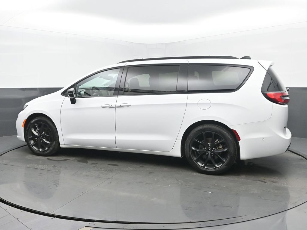 Used 2025 Chrysler Pacifica Limited image 3