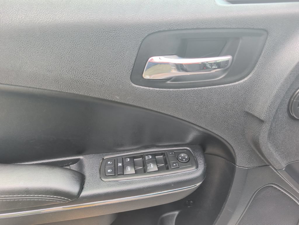 Used 2013 Dodge Charger SE RWD image 10