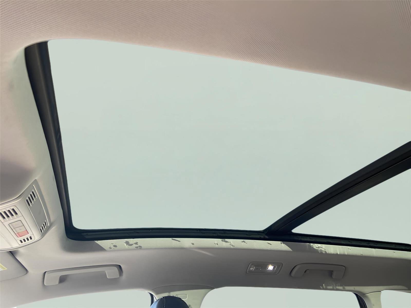 Used 2025 Volkswagen Taos SE w/ Panoramic Sunroof Package image 37