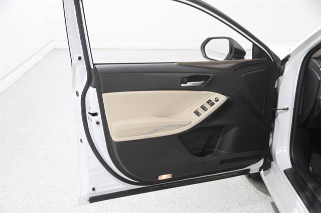 Used 2019 Toyota Avalon XLE w/ Moonroof Package FWD image 4