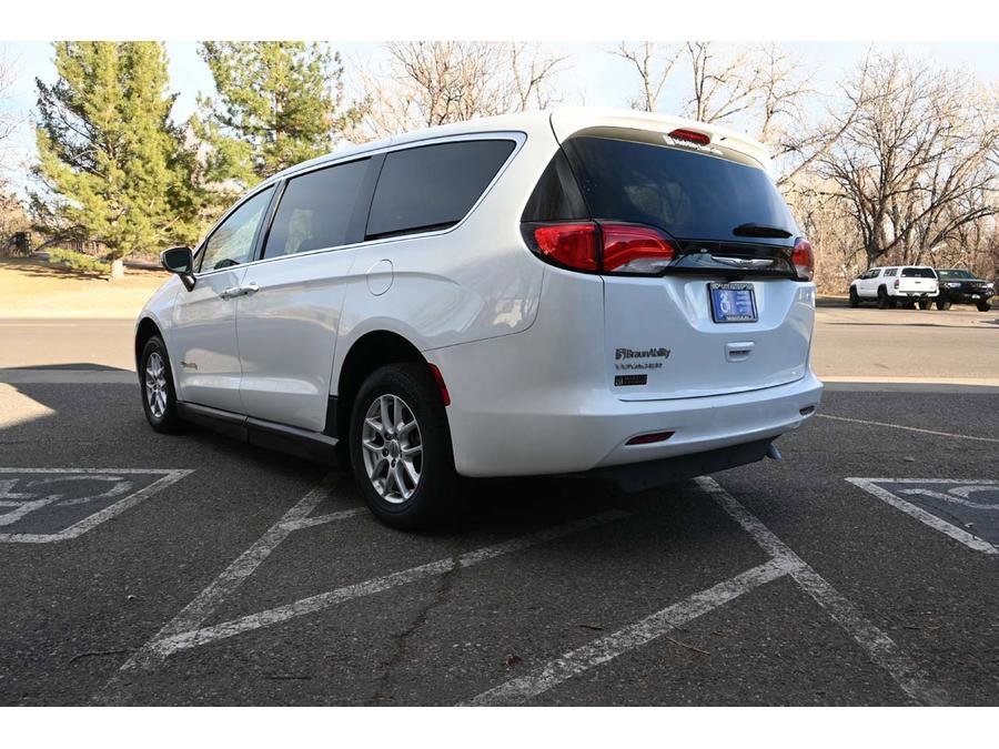 Used 2023 Chrysler Voyager LX image 8