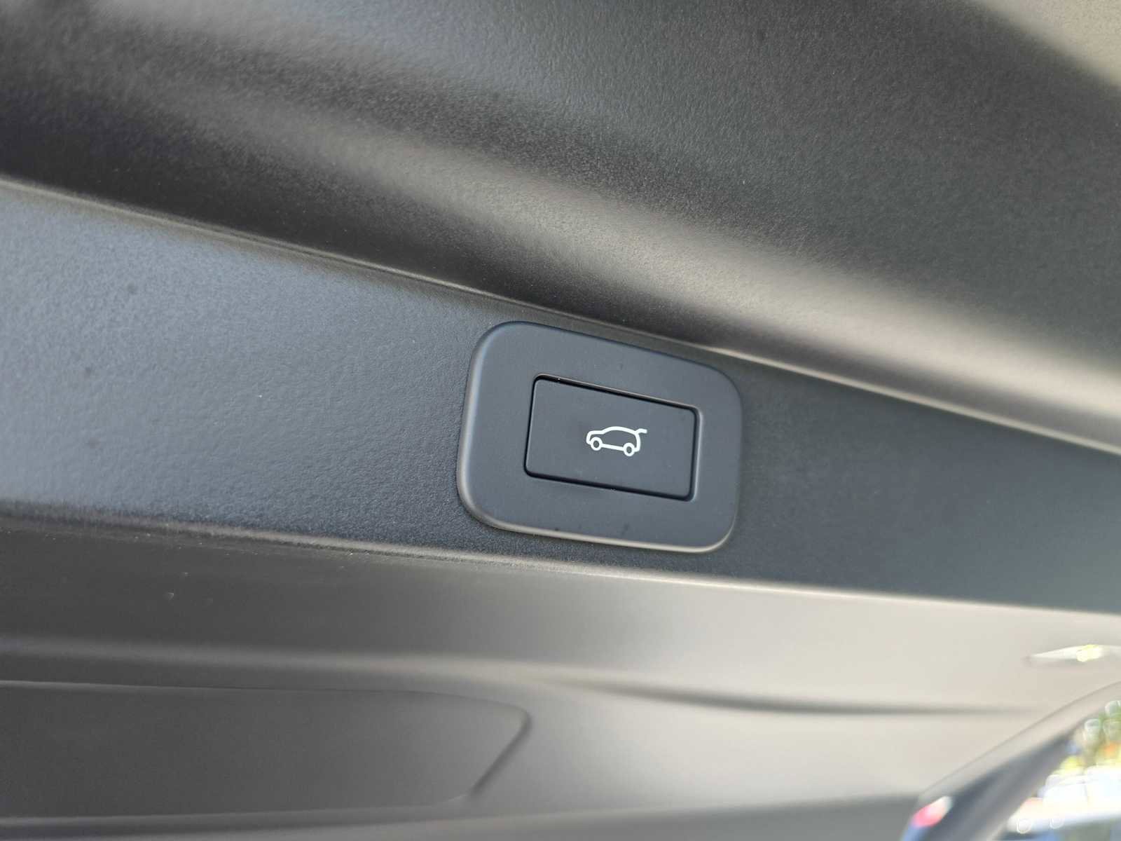 New 2025 Land Rover Range Rover Long Wheelbase SE image 18