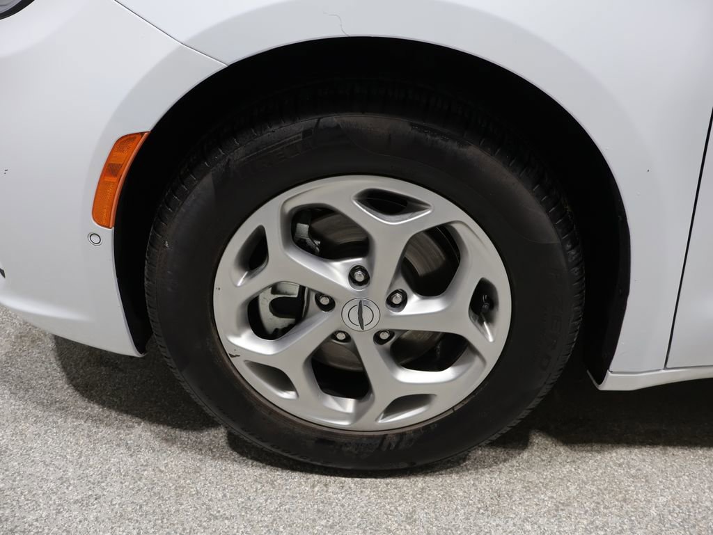 Used 2024 Chrysler Pacifica Limited w/ Uconnect Theater Family Group image 9