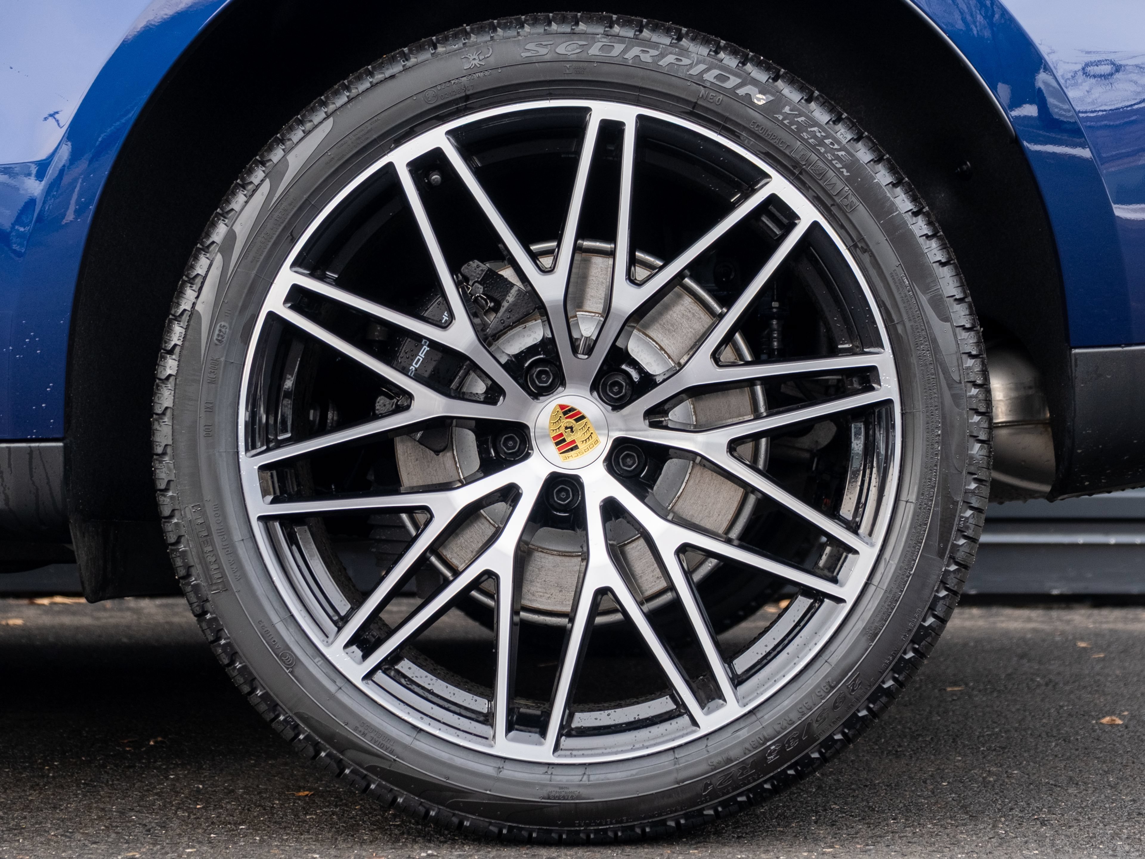 Certified 2026 Porsche Macan AWD/4WD image 13