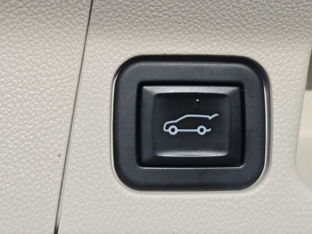 Used 2021 GMC Acadia Denali w/ Denali Technology Package FWD image 14