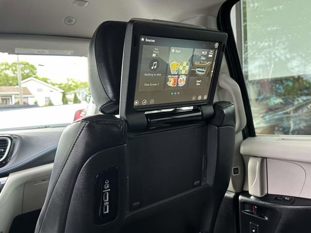 Used 2021 Chrysler Pacifica Touring-L w/ Uconnect Theater Family Group FWD image 7