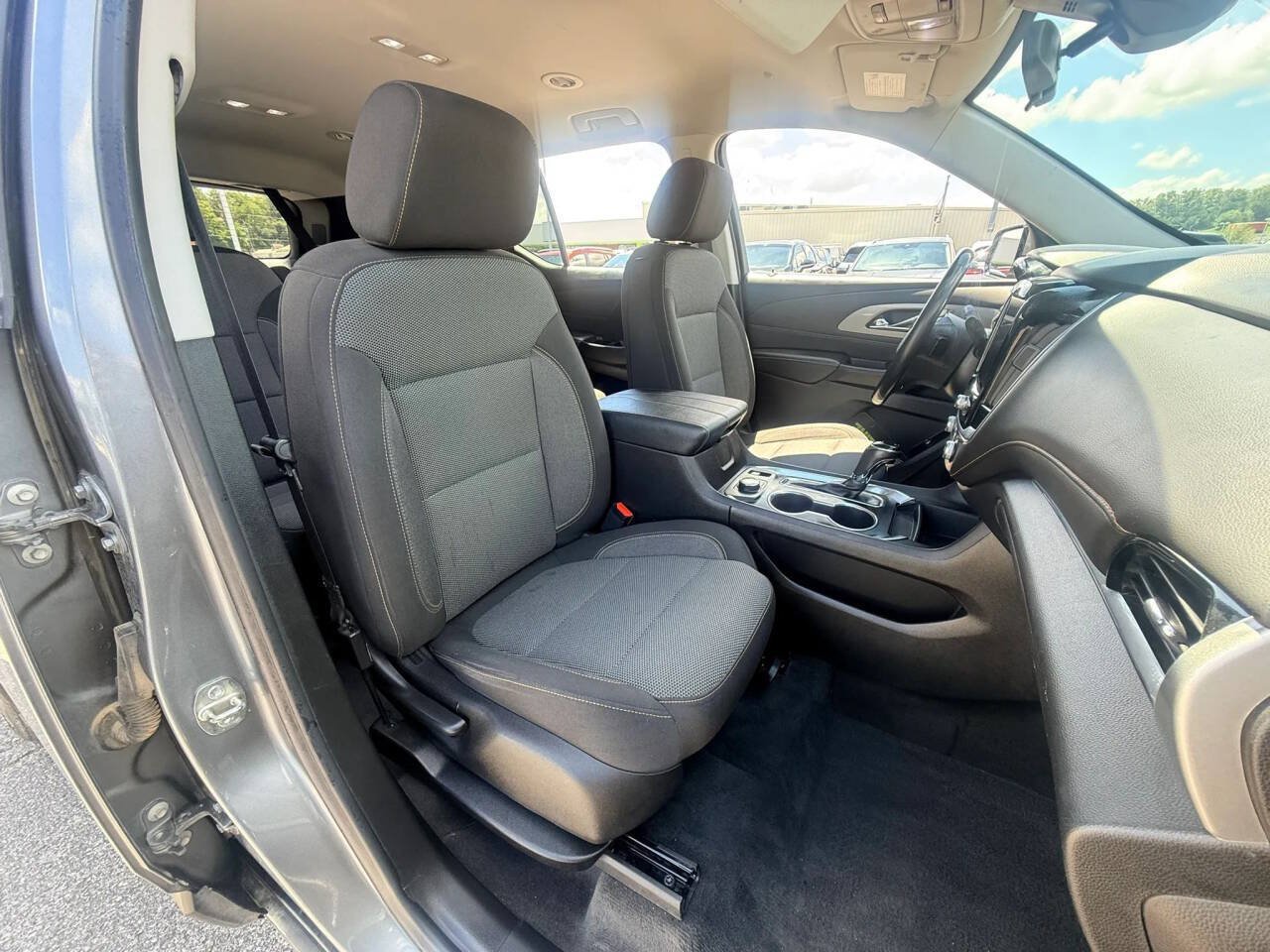 Used 2020 Chevrolet Traverse LT w/ Driver Confidence II Package AWD/4WD image 28