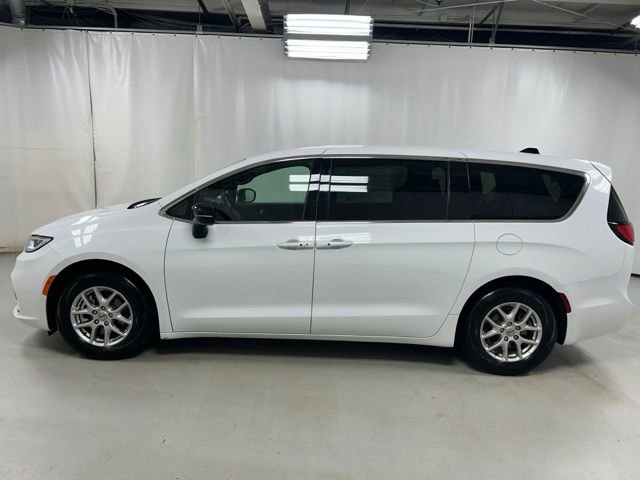 Used 2025 Chrysler Pacifica Select FWD image 8