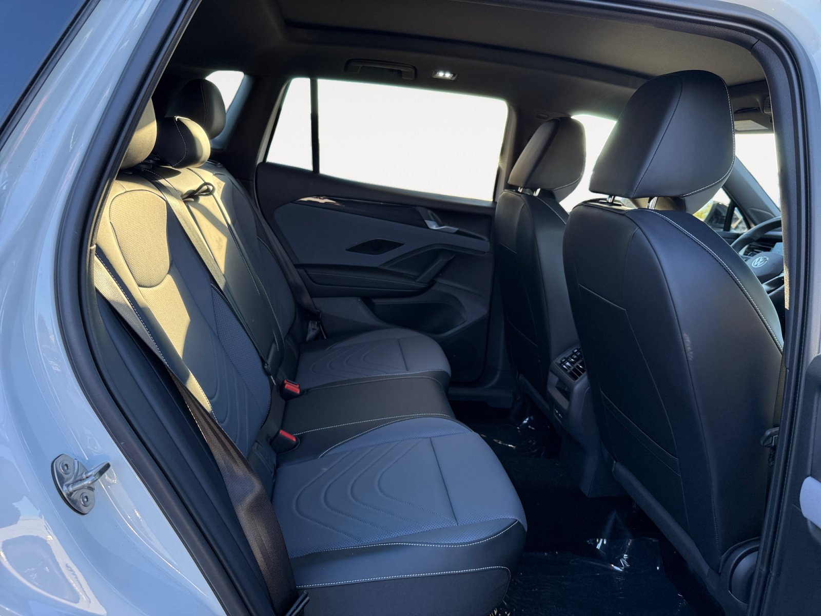 New 2026 Volkswagen Tiguan SE R-Line AWD/4WD image 18