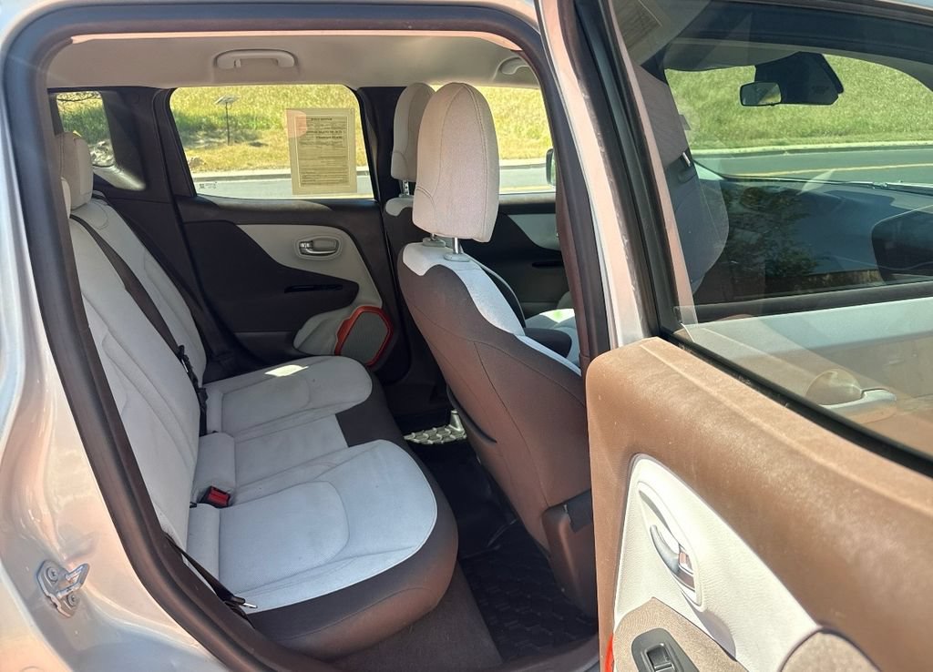 Used 2015 Jeep Renegade Latitude w/ Cold Weather Group FWD image 20