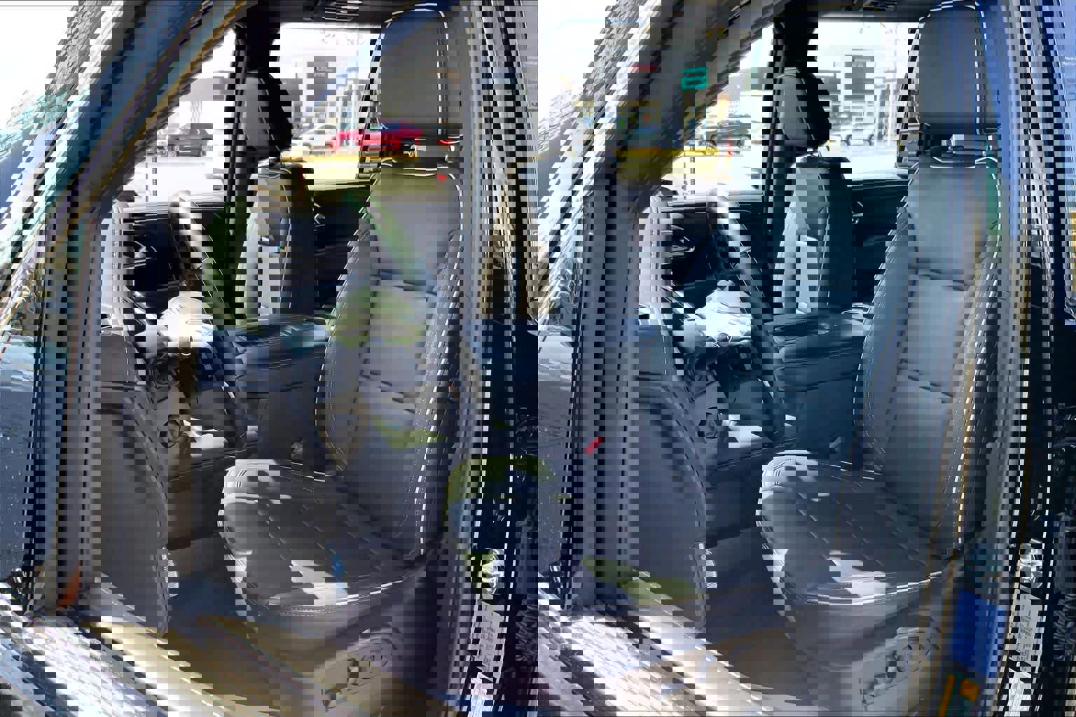 Used 2023 GMC Yukon XL SLT w/ SLT Premium Package image 9