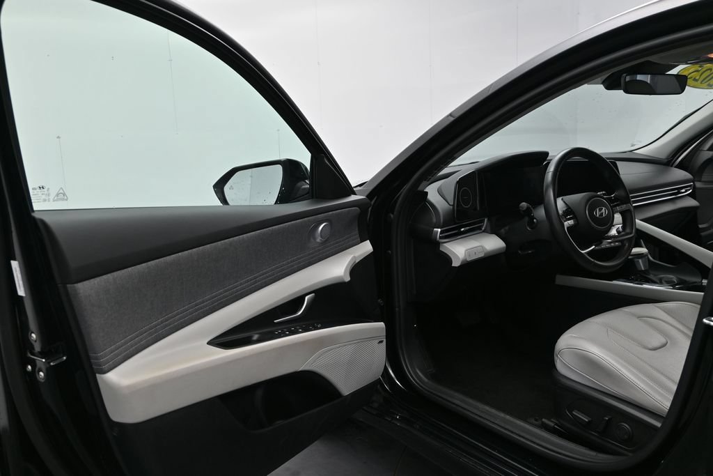 Used 2025 Hyundai Elantra Limited FWD image 12