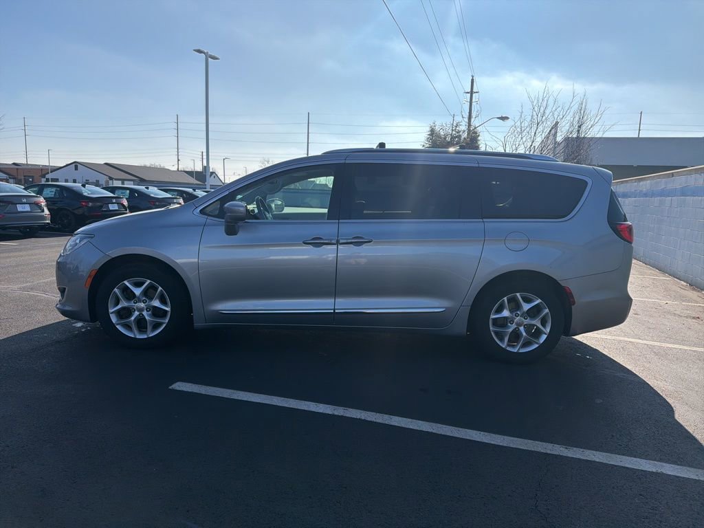 Used 2018 Chrysler Pacifica Touring-L Plus w/ Tire & Wheel Group image 2
