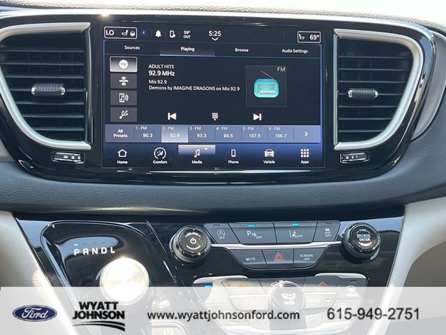 Used 2023 Chrysler Pacifica Touring-L image 15