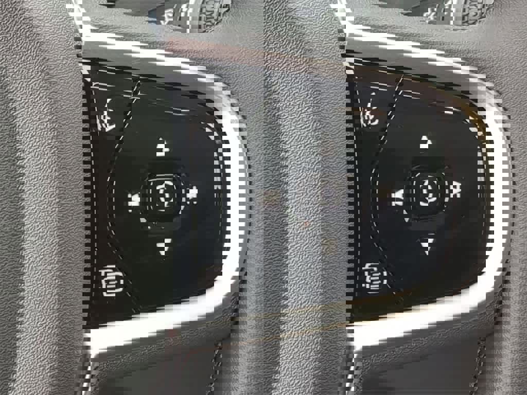 Used 2025 Volvo XC60 B5 Ultra image 24