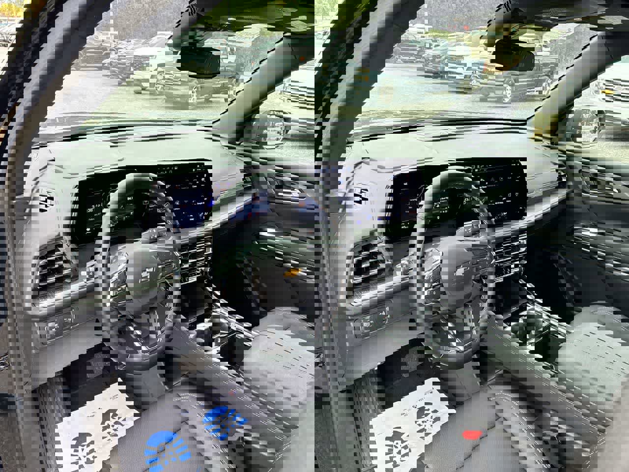 Used 2025 Chevrolet Traverse LT image 10