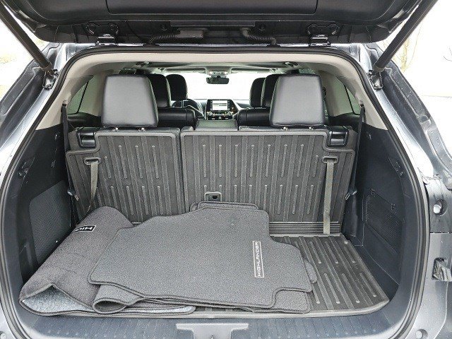 Used 2021 Toyota Highlander Limited image 18