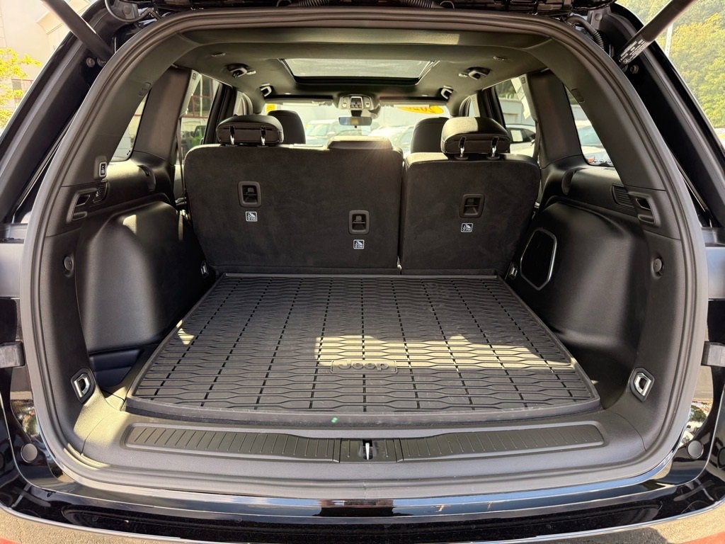 Used 2025 Jeep Grand Cherokee Limited w/ Black Appearance Package image 26