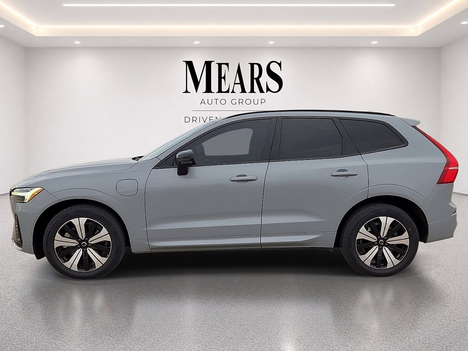 Used 2024 Volvo XC60 T8 Core AWD/4WD image 3