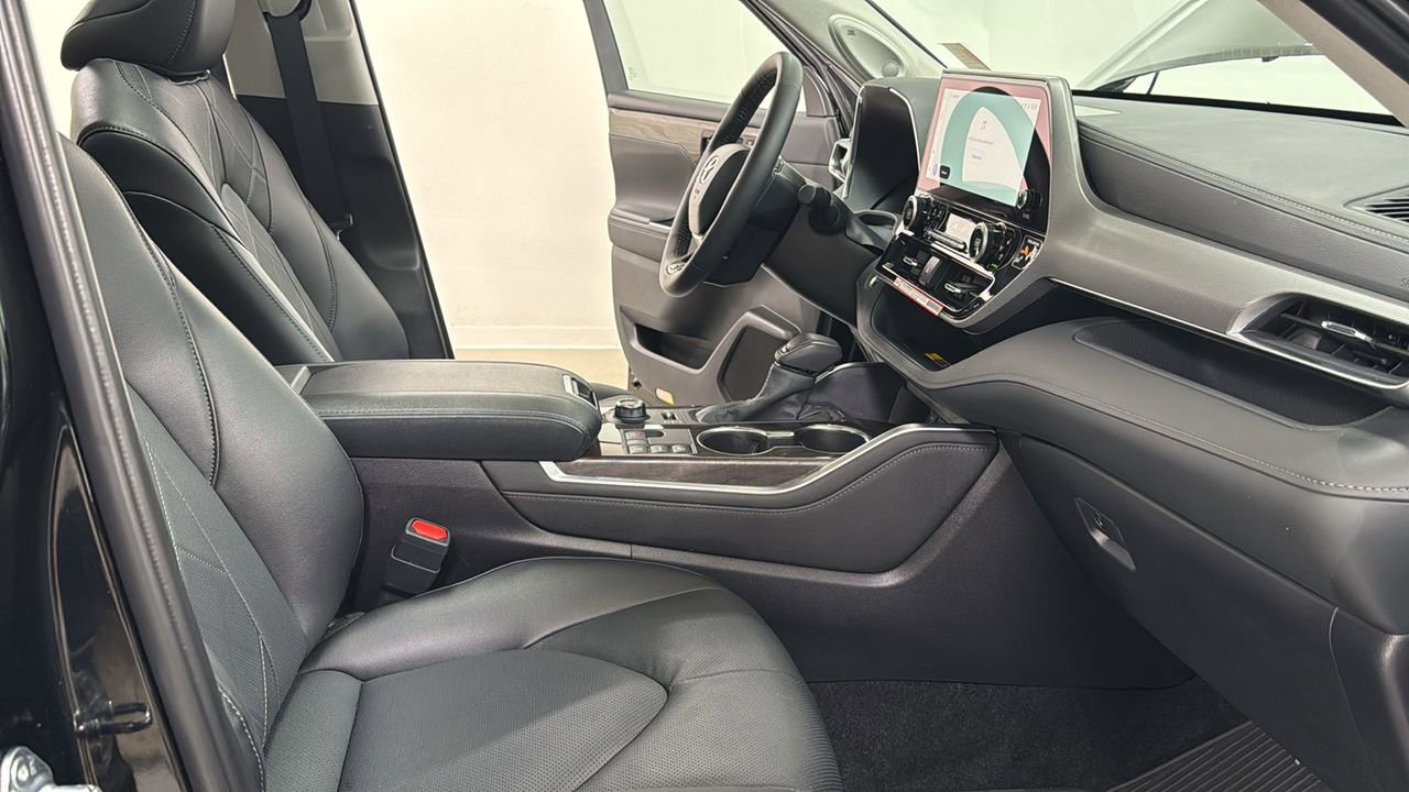 Certified 2026 Toyota Highlander Platinum image 19