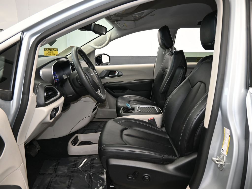 Used 2024 Chrysler Pacifica Select image 11