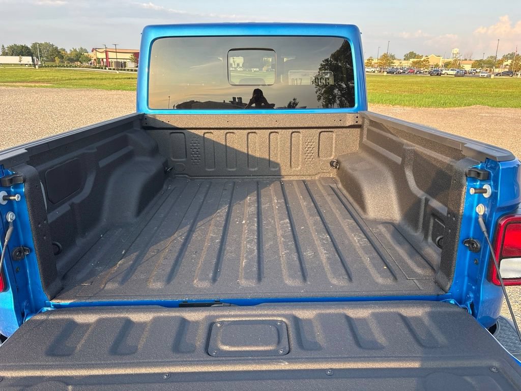 Used 2025 Jeep Gladiator Sport AWD/4WD image 9