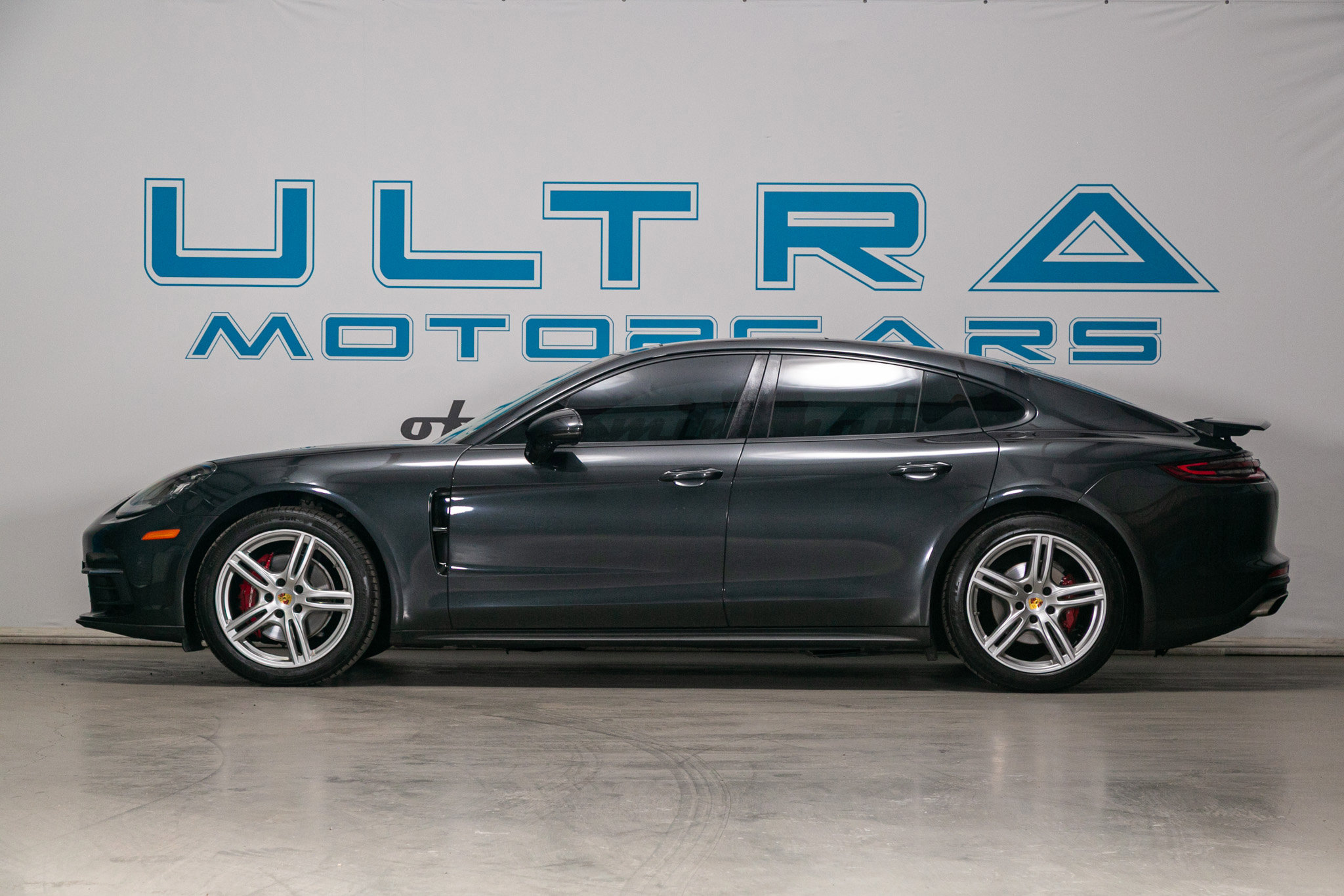 Used 2018 Porsche Panamera 4 image 3