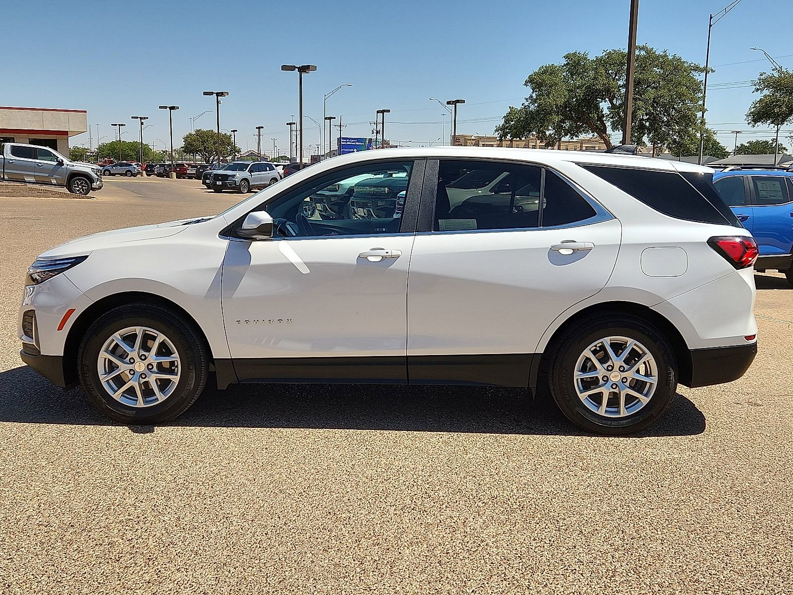 Used 2023 Chevrolet Equinox LT FWD image 2