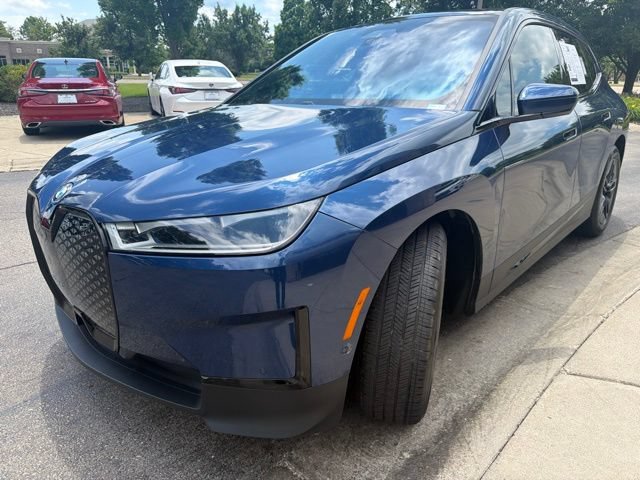 Used 2023 BMW iX xDrive50 w/ Premium Package AWD/4WD image 3