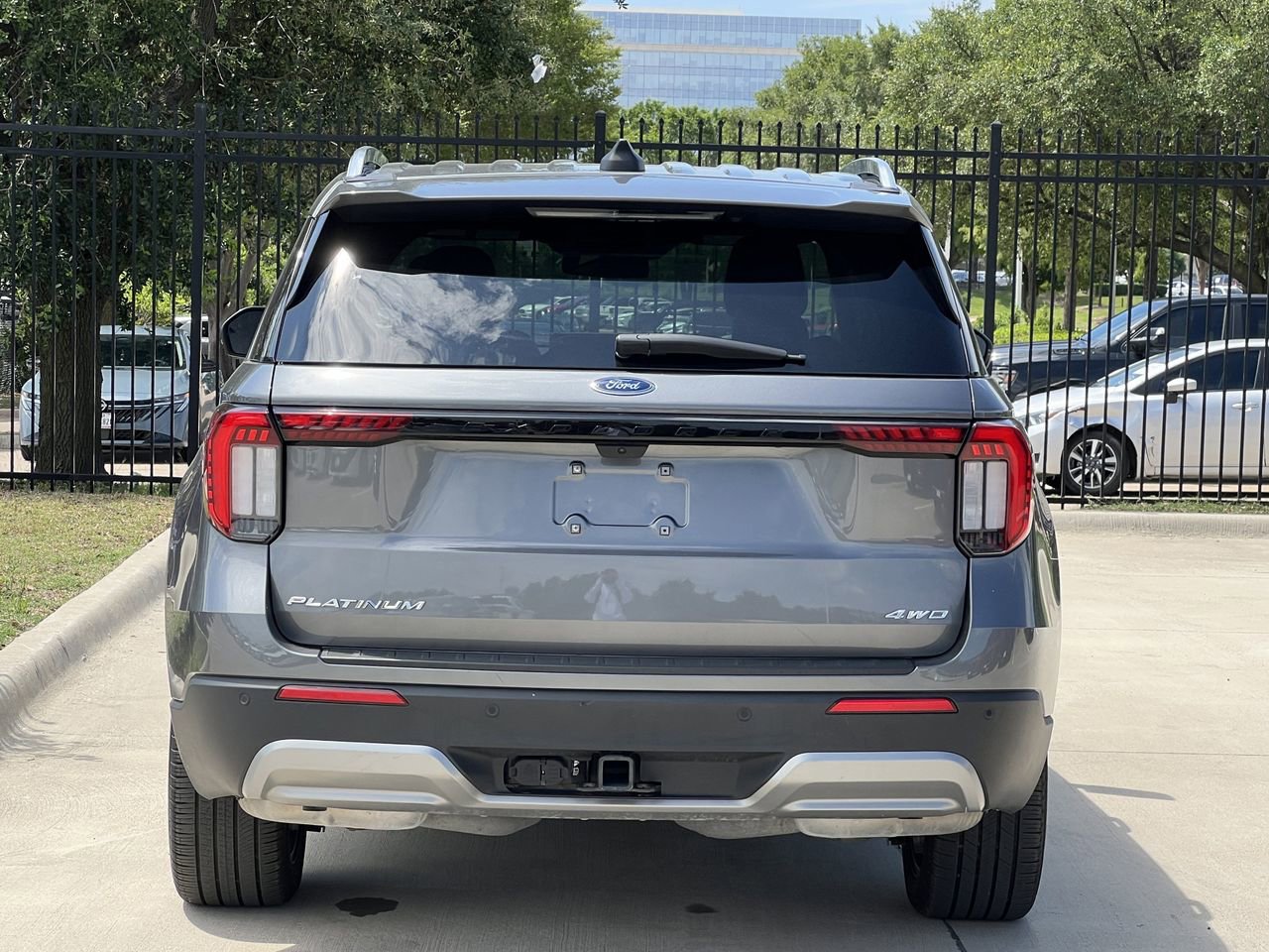 Used 2025 Ford Explorer Platinum w/ LUX Leather Package AWD/4WD image 4