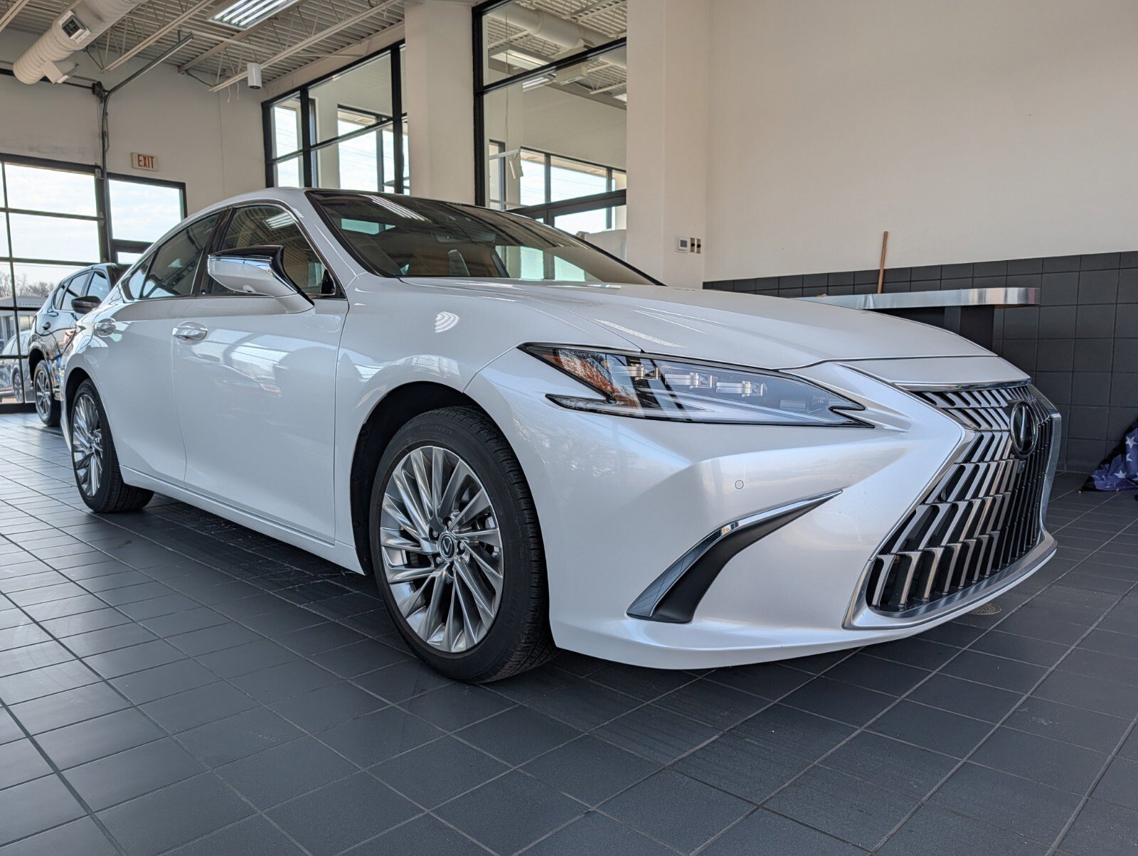 Used 2023 Lexus ES 350 Ultra Luxury w/ Accessory Package (Z2) image 1