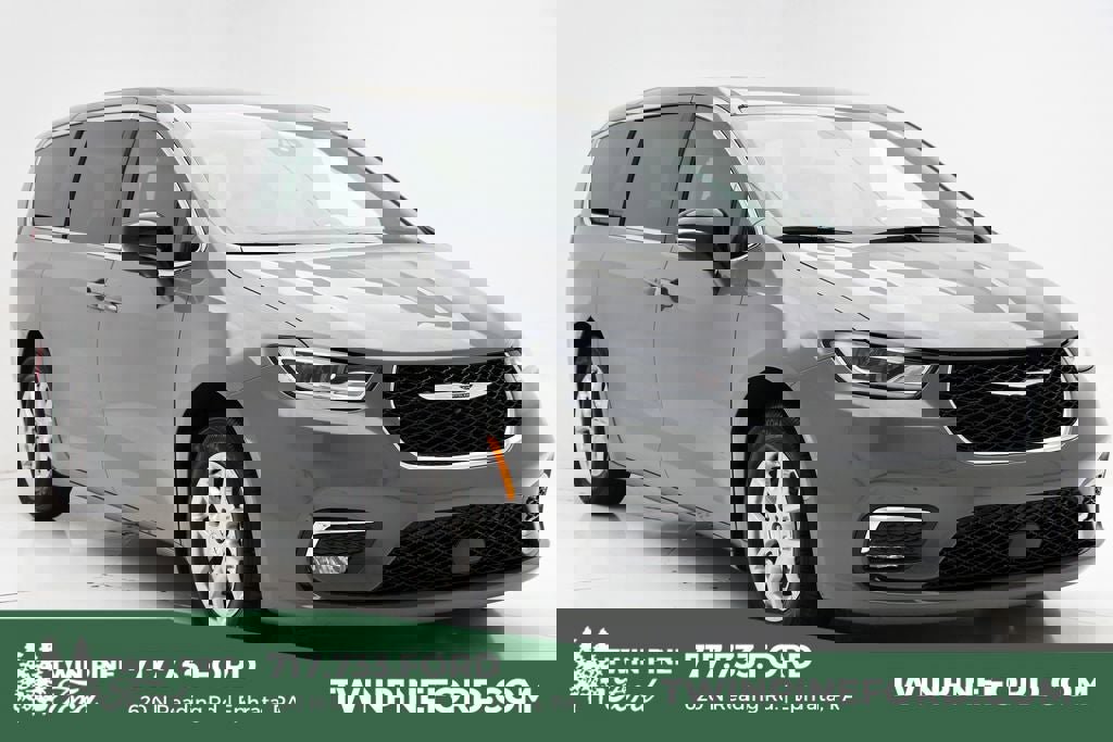 Used 2025 Chrysler Pacifica Select