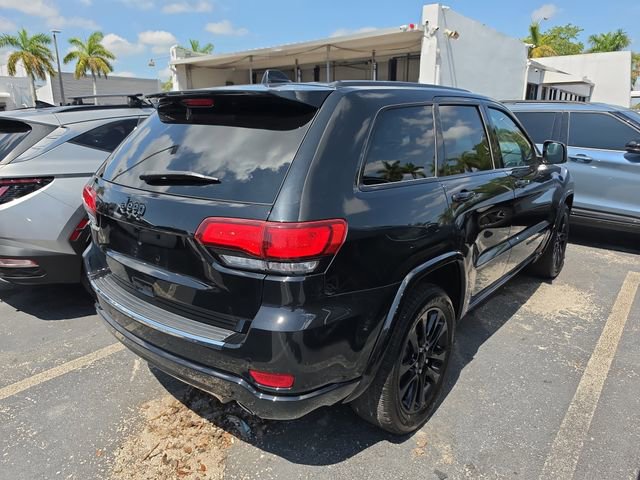 Used 2017 Jeep Grand Cherokee Altitude RWD image 3