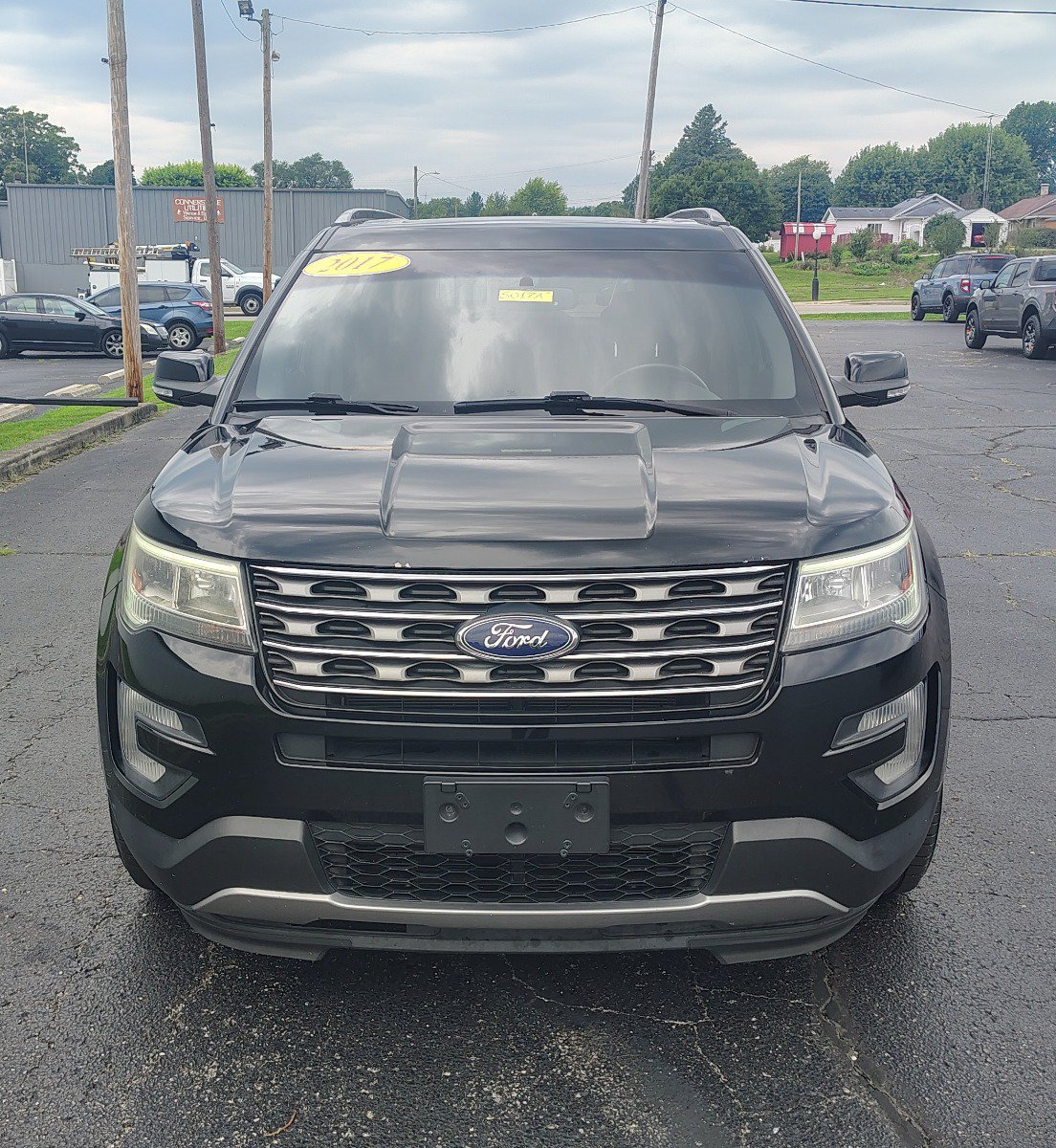 Used 2017 Ford Explorer XLT w/ Equipment Group 201A FWD image 2