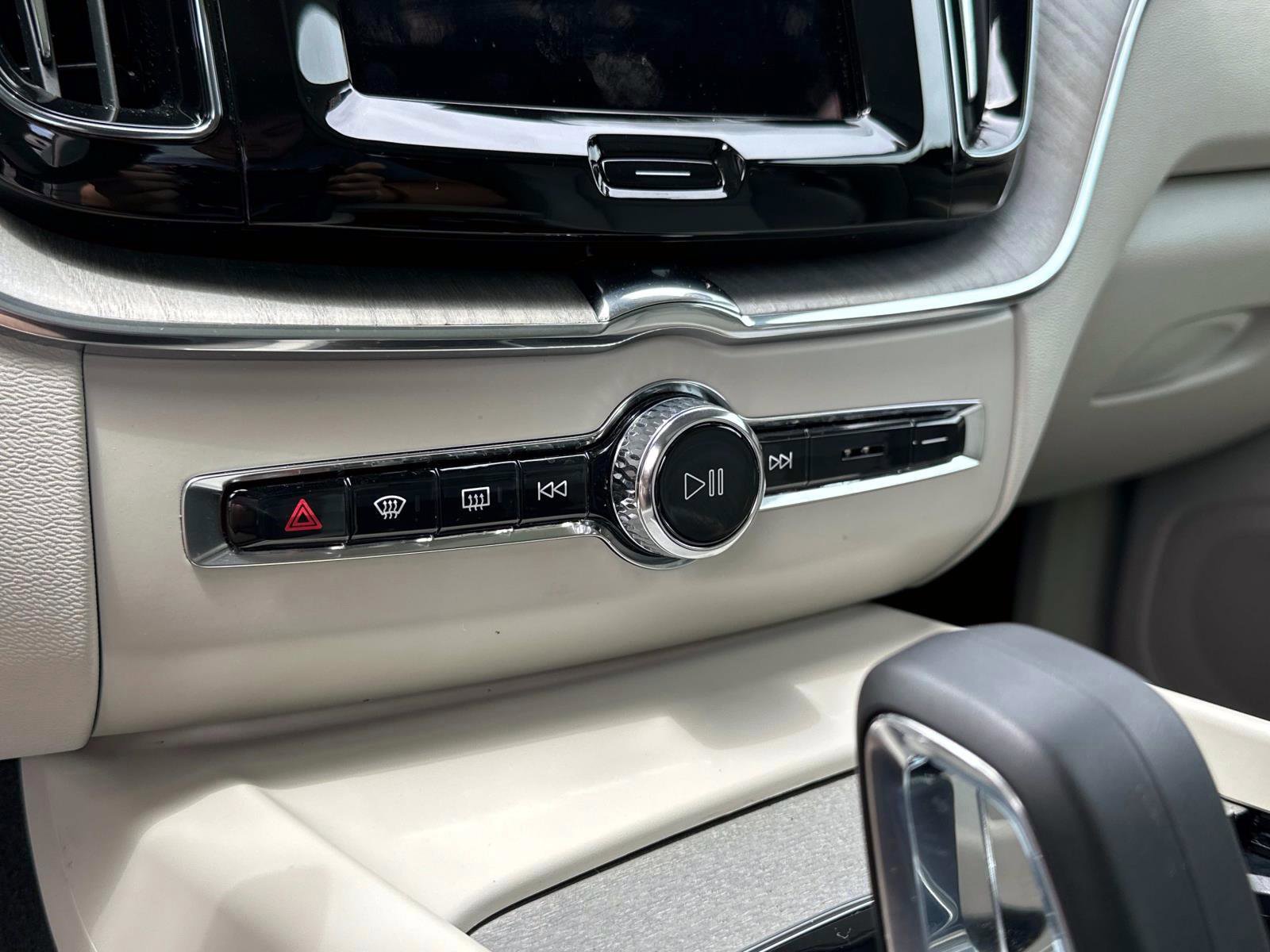 Certified 2024 Volvo XC60 B5 Plus image 23