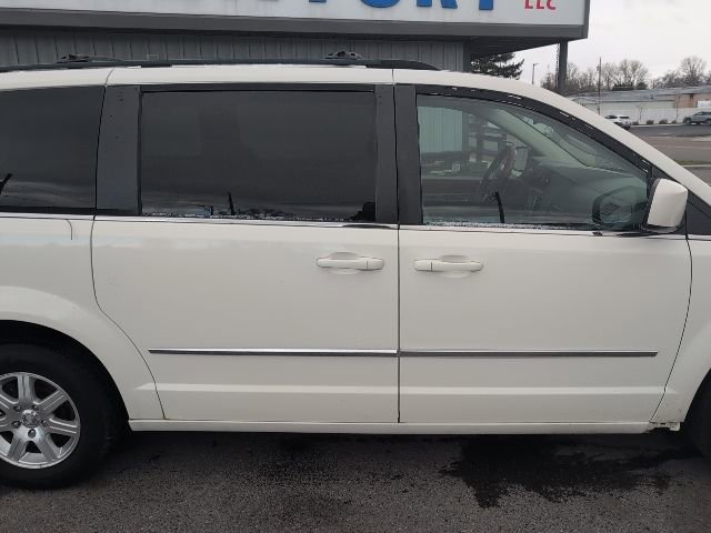 Used 2009 Chrysler Town & Country Touring image 12
