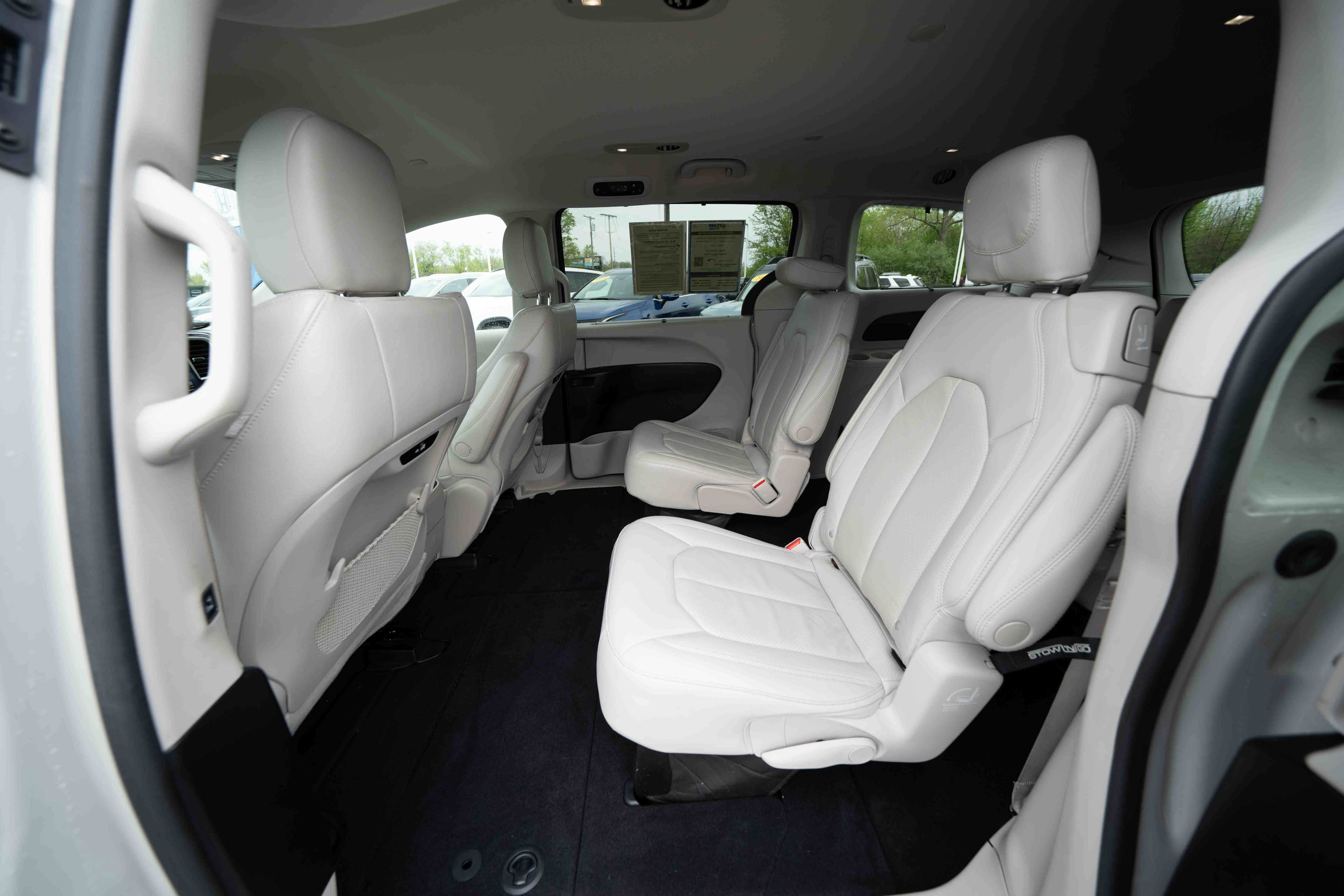 Used 2021 Chrysler Pacifica Touring-L FWD image 23