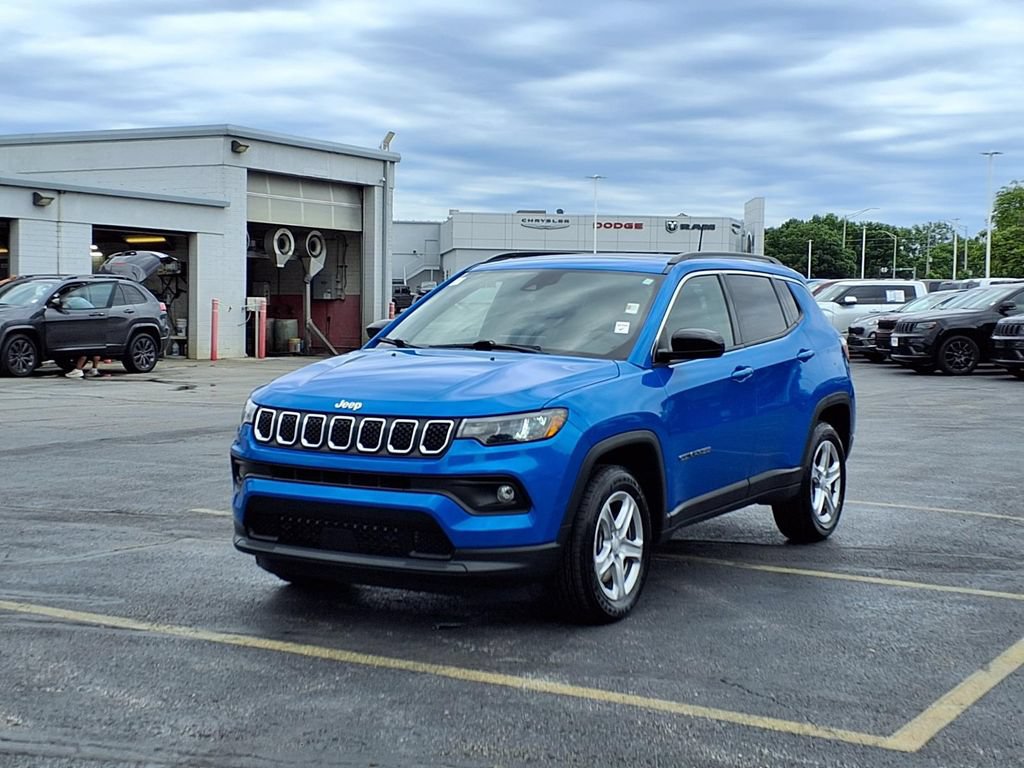 Used 2023 Jeep Compass Latitude w/ Sun and Sound Group AWD/4WD image 2