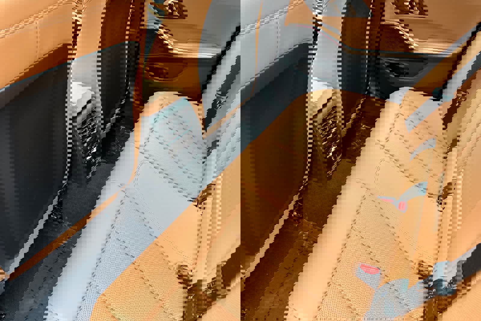 Used 2025 BMW 330i Sedan w/ Premium Package RWD image 4