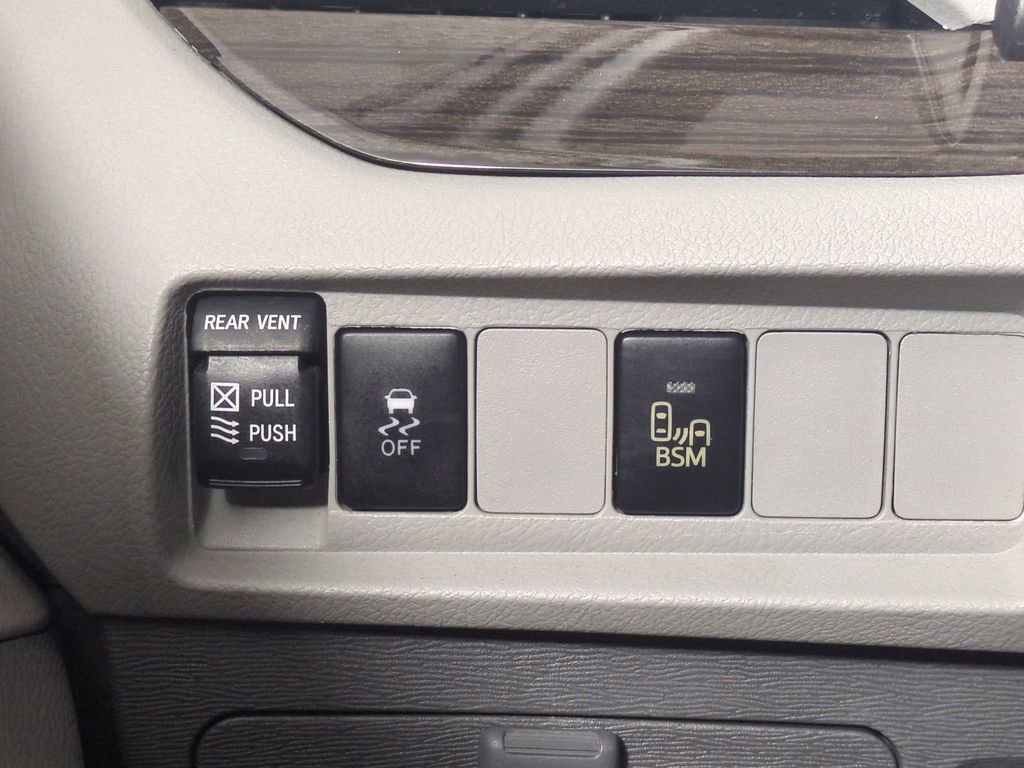 Used 2016 Toyota Sienna XLE FWD image 29