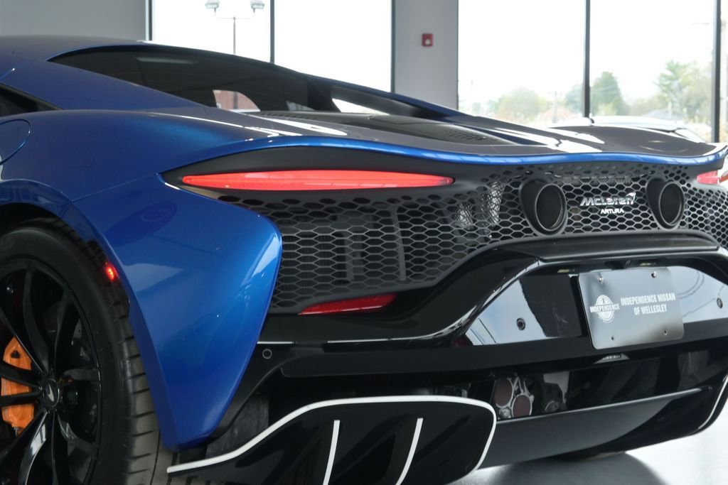 Used 2023 McLaren Artura RWD image 11