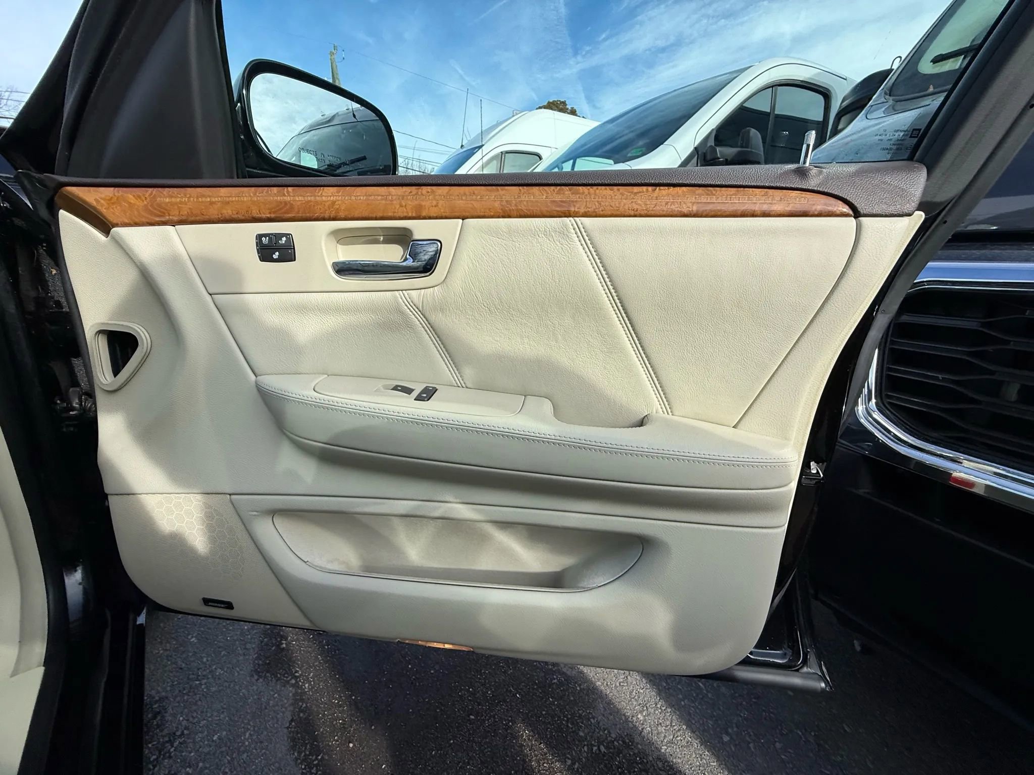 Used 2010 Cadillac DTS Platinum FWD image 28