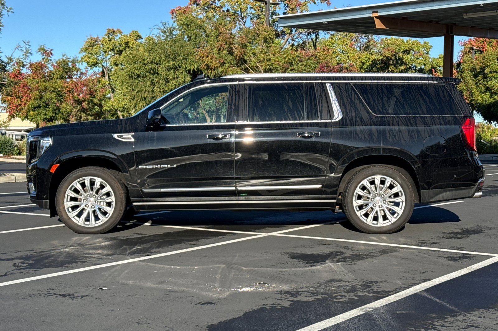 Used 2024 GMC Yukon XL Denali w/ Denali Reserve Package image 8