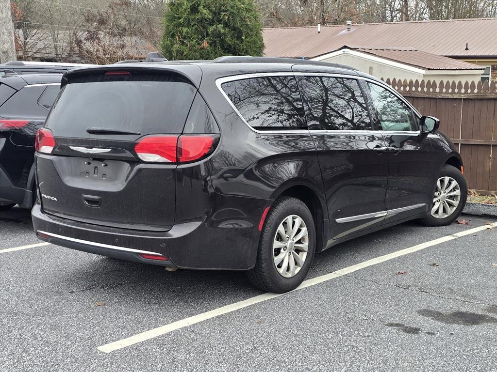 Used 2017 Chrysler Pacifica Touring-L image 4