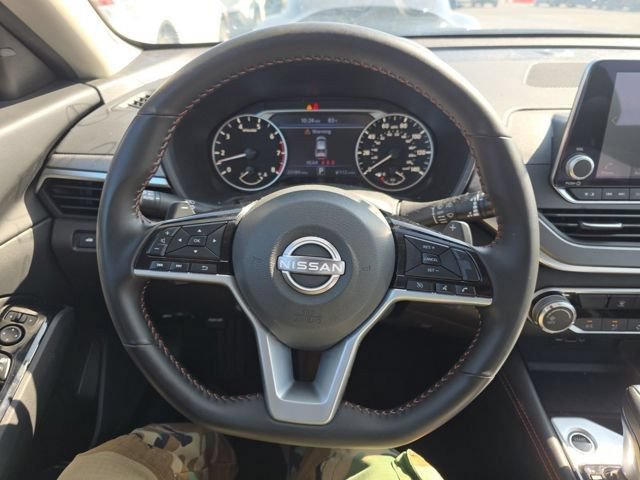 Used 2025 Nissan Altima 2.5 SR FWD image 11
