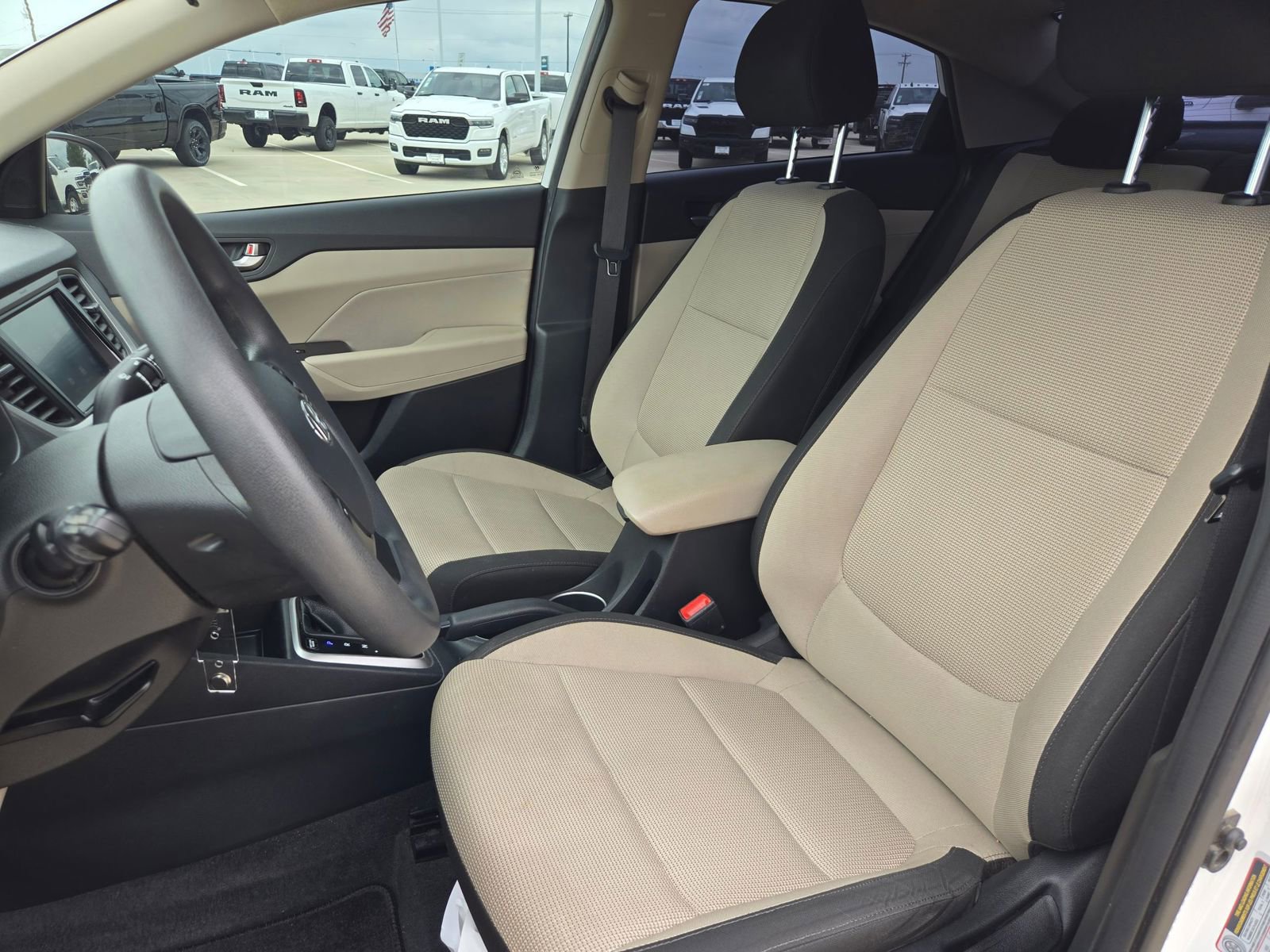 Used 2022 Hyundai Accent SEL FWD image 11