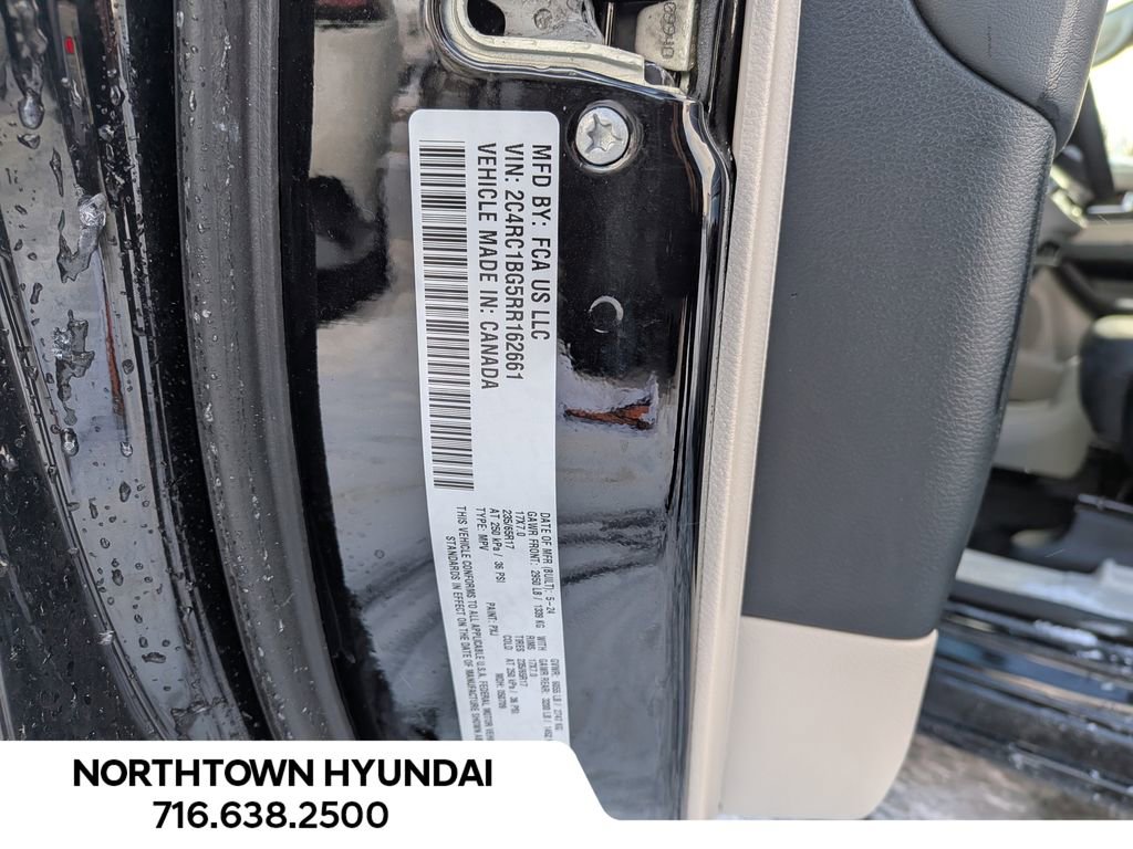 Used 2024 Chrysler Pacifica Touring-L image 40