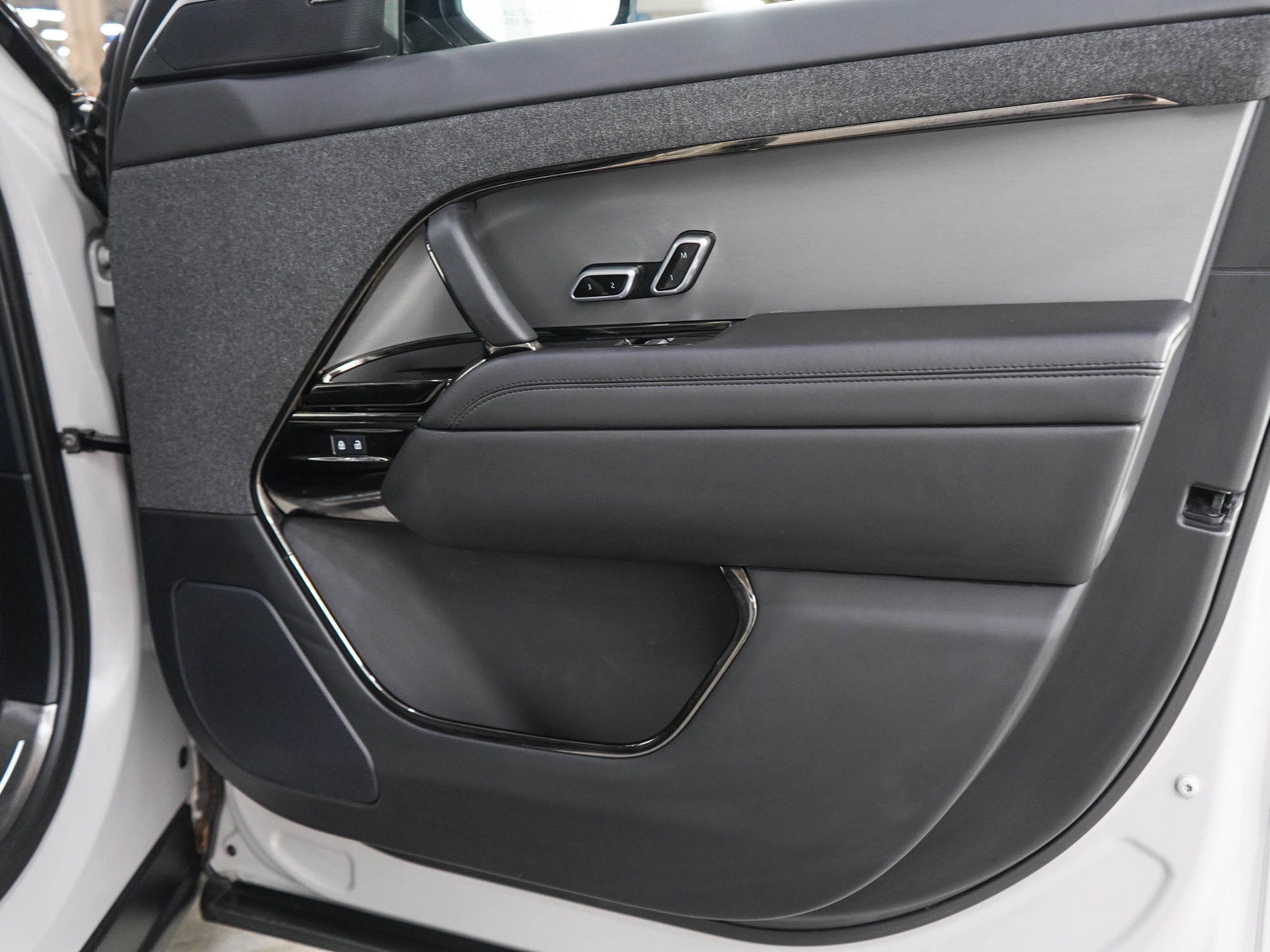Used 2025 Land Rover Range Rover Sport SE AWD/4WD image 9